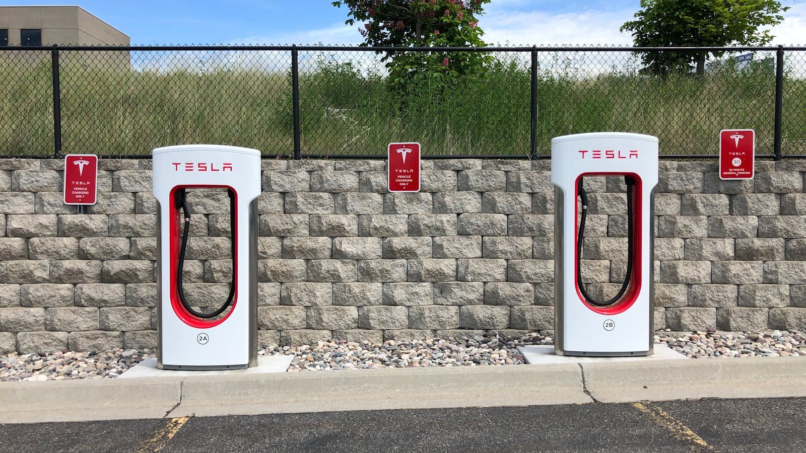 Preprava elektromobilov: Tesla, Taycan, EQS a iné EV